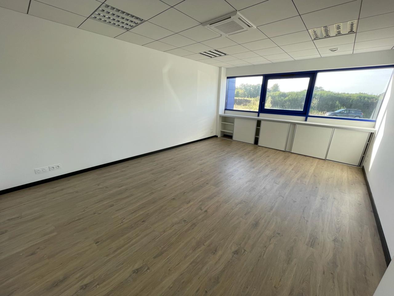 Local d'activité Availles-sur-Seiche 840m² Location local d'activité Availles-sur-Seiche Ille-et-Vilaine OLACT2425665 4